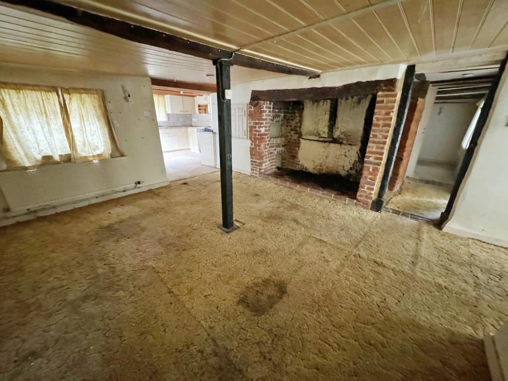 Lot: 86 - DETACHED PERIOD HOUSE FOR IMPROVEMENT ON QUARTER ACRE PLOT - Dining room